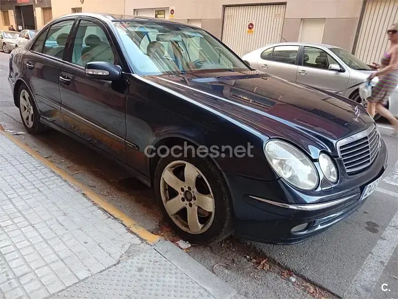 Usado Mercedes E500 Avantgarde 306 CV (225 kW) 2003 Azul Berlina