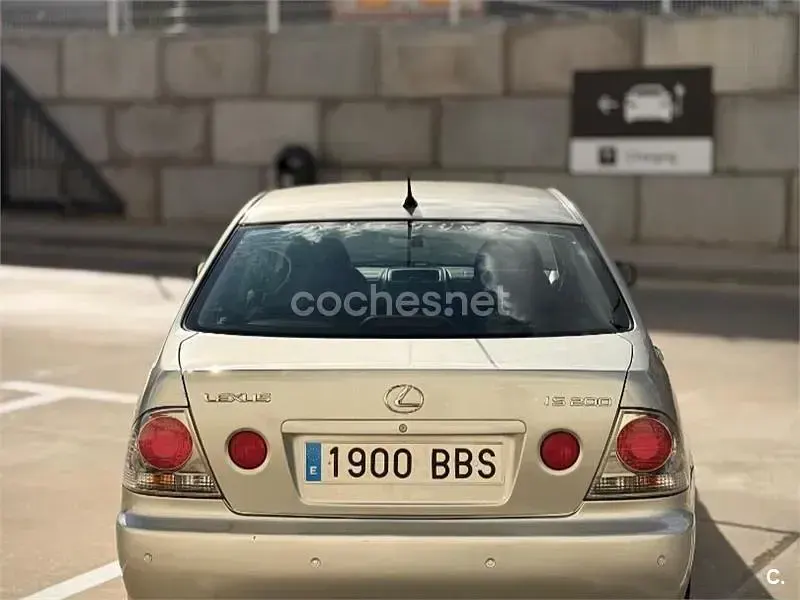 Usado Lexus IS200 155 CV (114 kW) 1999 Gris / plata Berlina