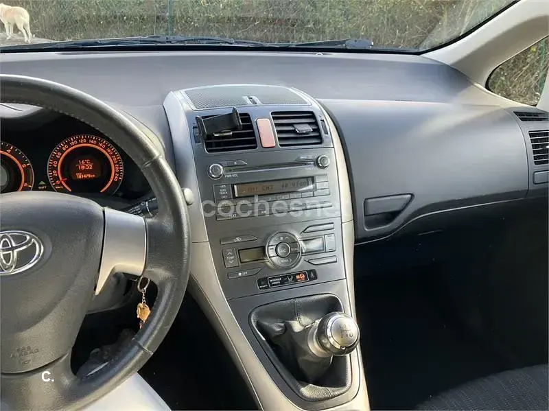 Usado Toyota Auris Luna 90 CV (66 kW) 2008 Gris / plata Utilitario