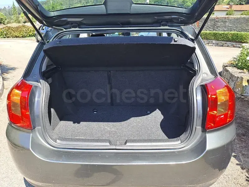 Usado Toyota Corolla Sol 90 CV (66 kW) 2003 Beige Berlina