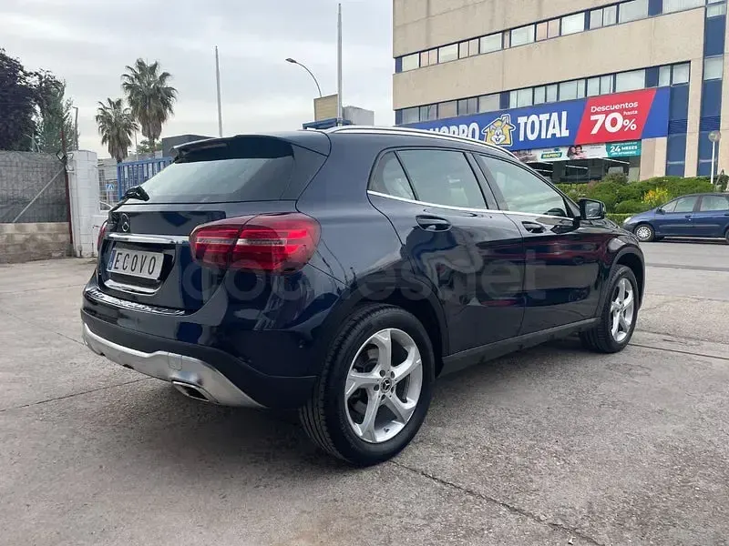 Usado Mercedes GLA180 122 CV (89 kW) 2018 Azul SUV