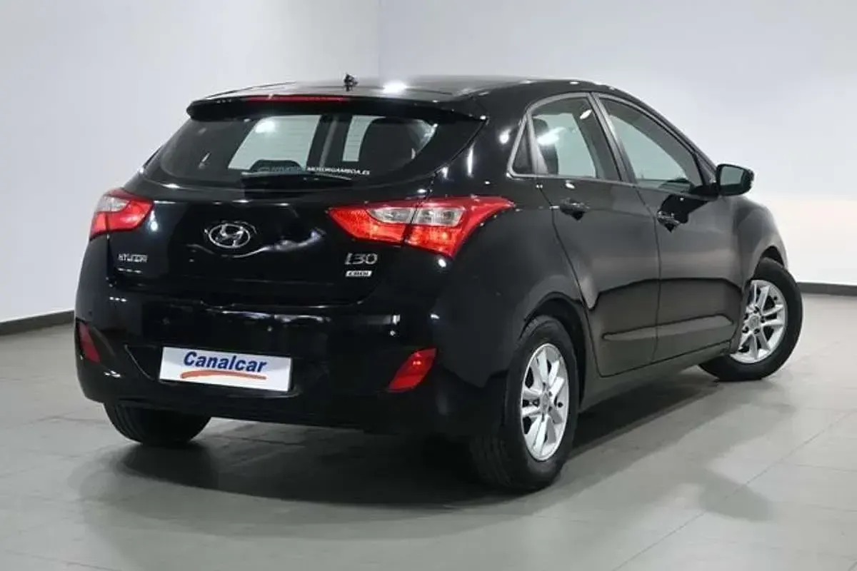 Usado Hyundai i30 90 CV (66 kW) 2013 Negro Utilitario