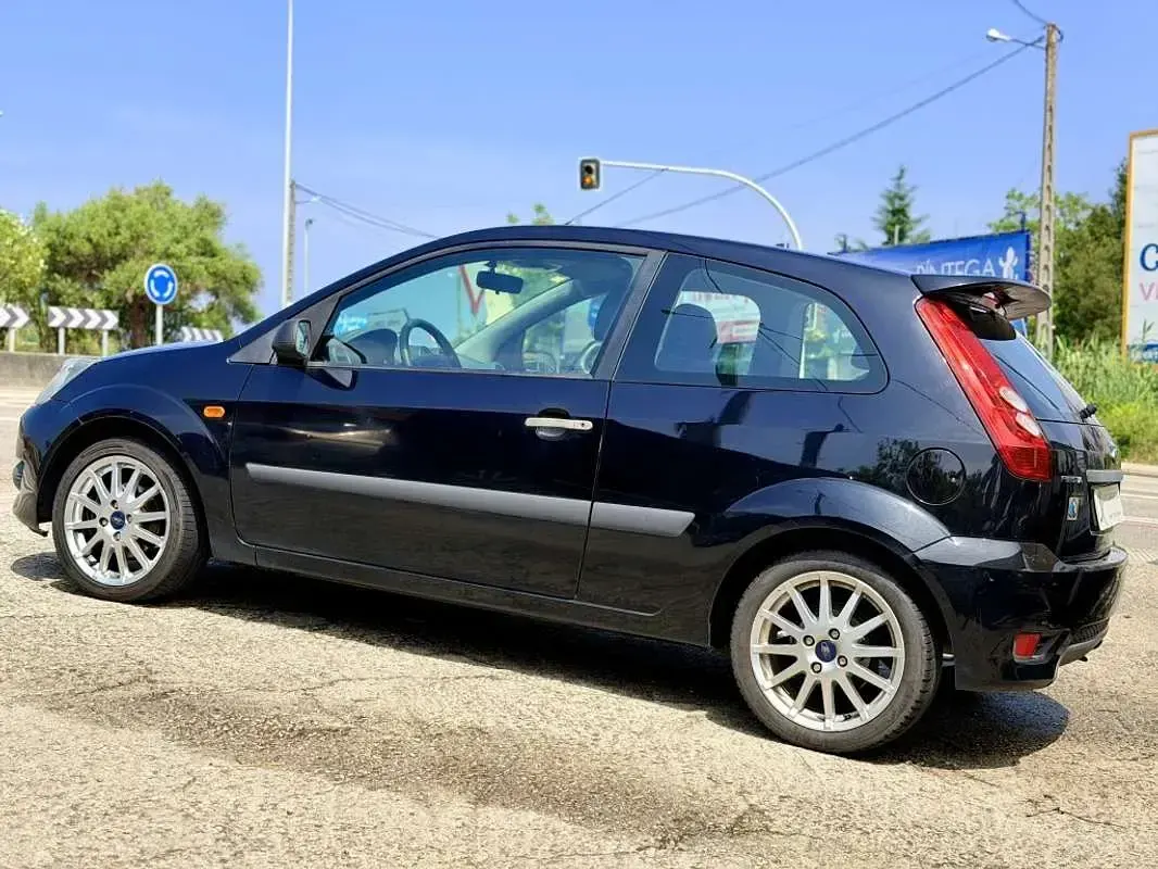 Usado Ford Fiesta Ghia 90 CV (66 kW) 2008 Utilitario