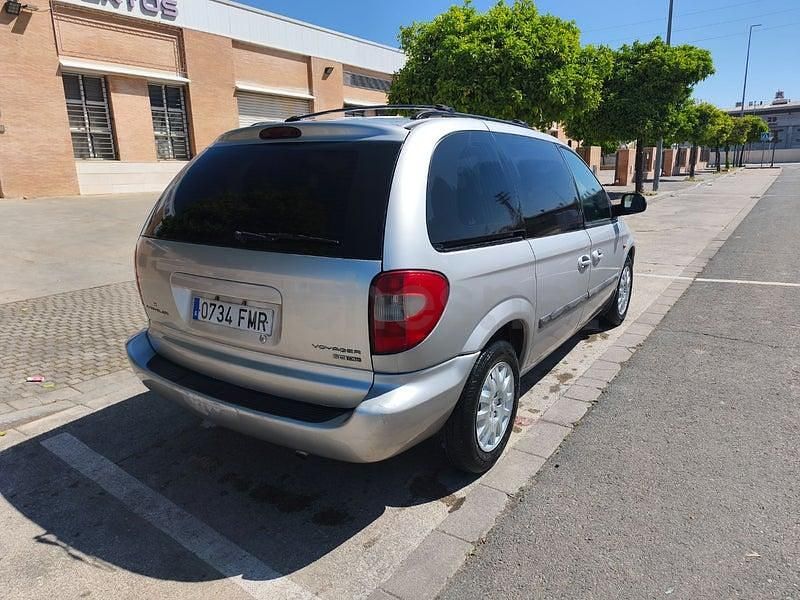 Usado Chrysler Voyager 143 CV (105 kW) 2007 Gris / plata Monovolumen