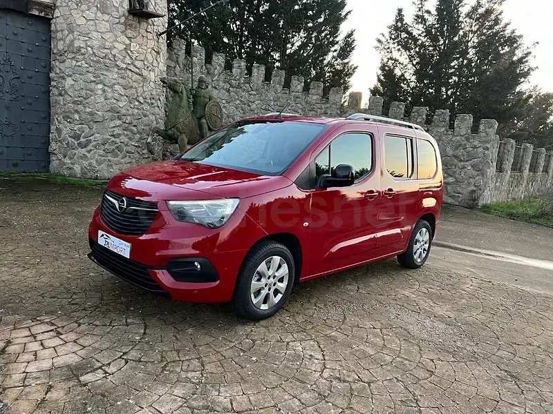 Usado Opel Combo Life Innovation 131 CV (96 kW) 2019 Rojo Monovolumen
