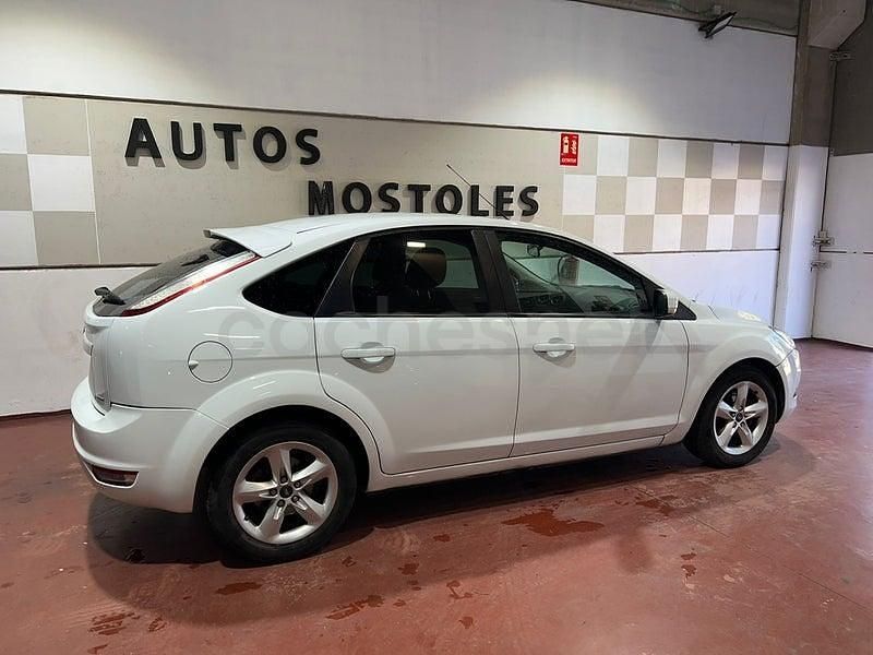 Blanco Usado 2009 Ford Focus Trend Berlina | 3995 € (Precio justo) - Imagen 1/4