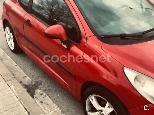 Usado Peugeot 207 70 CV (51 kW) 2007 Rojo Berlina