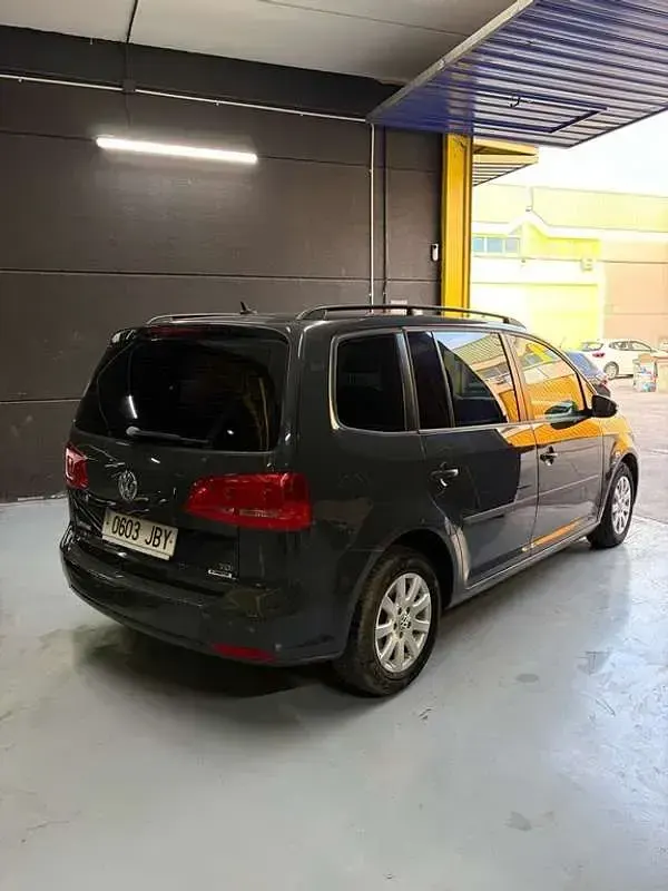 Usado VW Touran Advance 105 CV (77 kW) 2015 Gris Monovolumen