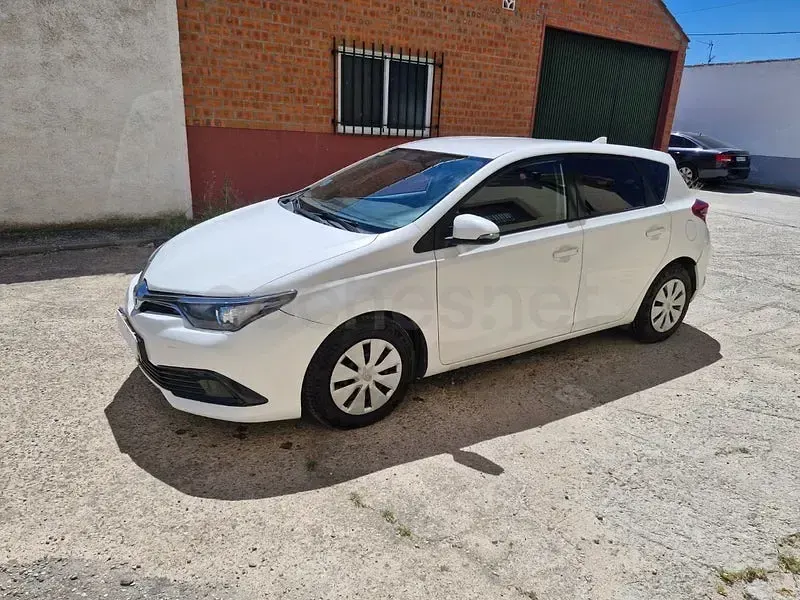 Usado Toyota Auris Active 90 CV (66 kW) 2015 Blanco Berlina