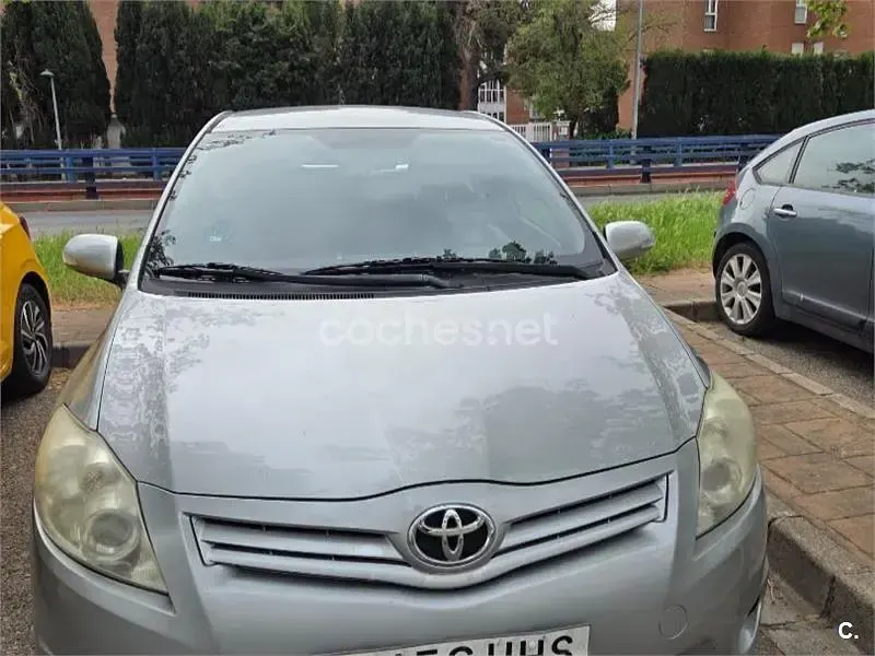 Usado Toyota Auris Active 132 CV (97 kW) 2013 Gris / plata Familiar