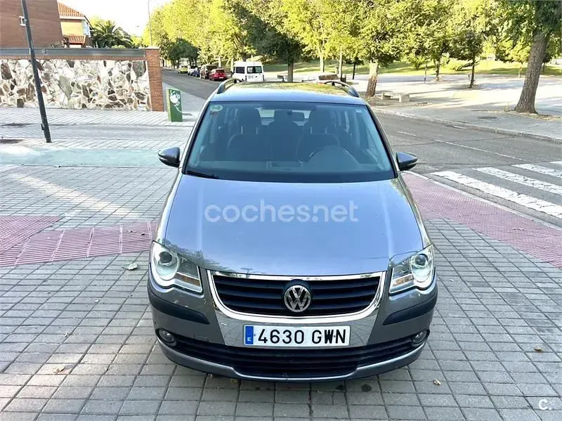 Usado VW Touran Advance 105 CV (77 kW) 2010 Gris / plata Monovolumen