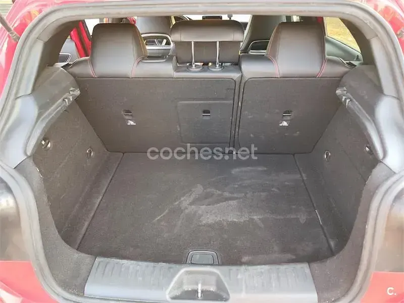 Usado Mercedes A180 AMG line 109 CV (80 kW) 2014 Rojo Utilitario