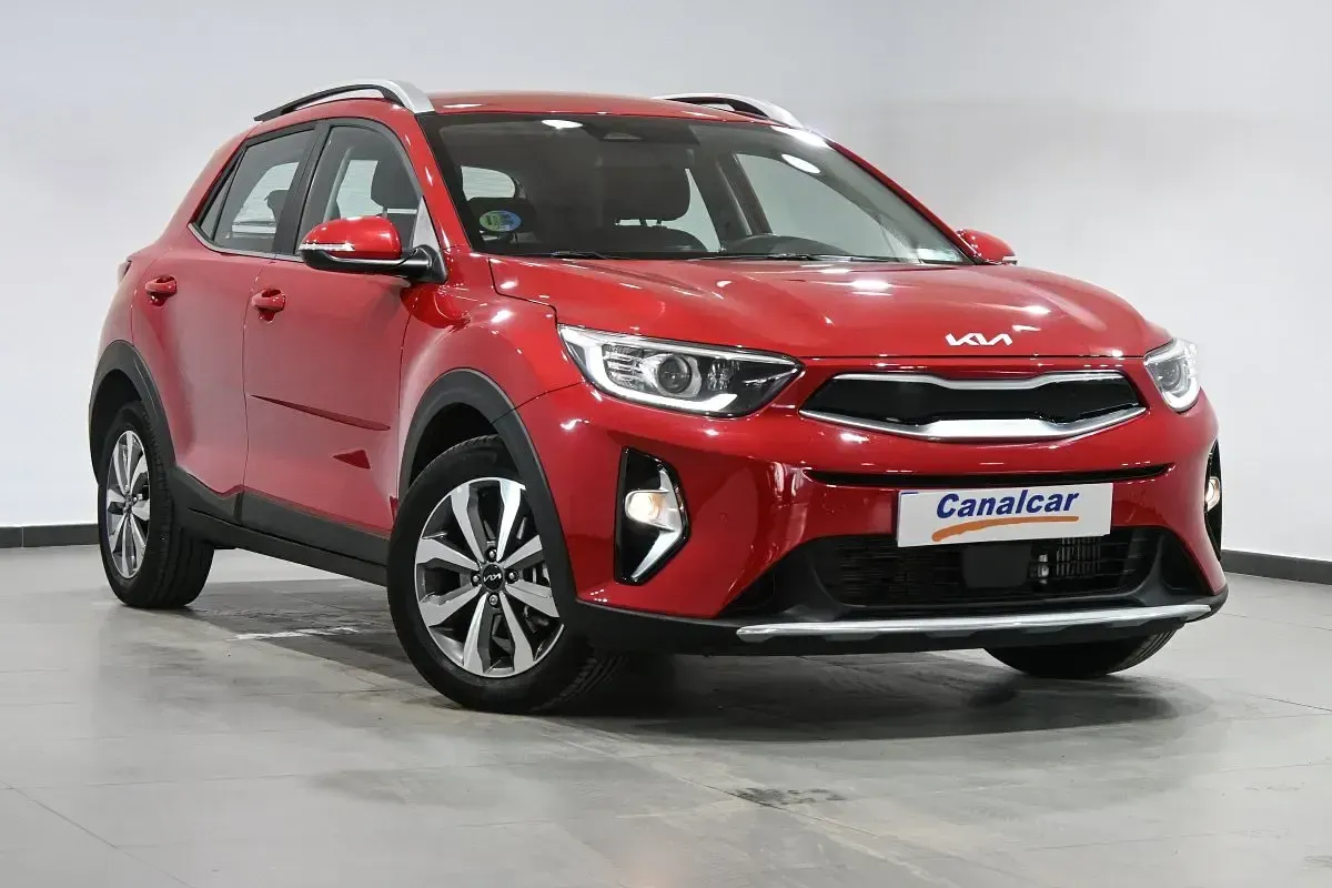 Usado Kia Stonic 120 CV (88 kW) 2022 Rojo SUV