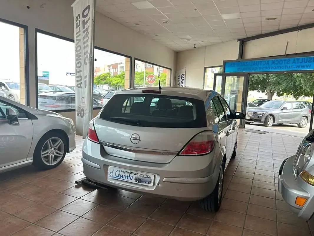Usado Opel Astra Elegance 99 CV (72 kW) 2005 Gris Utilitario