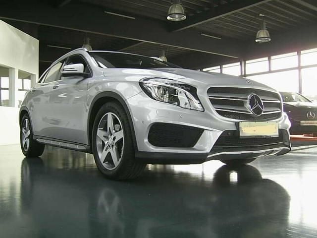 Usado Mercedes GLA180 122 CV (89 kW) 2016 Plateado SUV