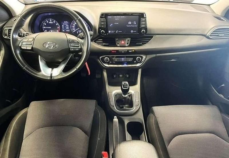 Usado Hyundai i30 120 CV (88 kW) 2022 Blanco Berlina