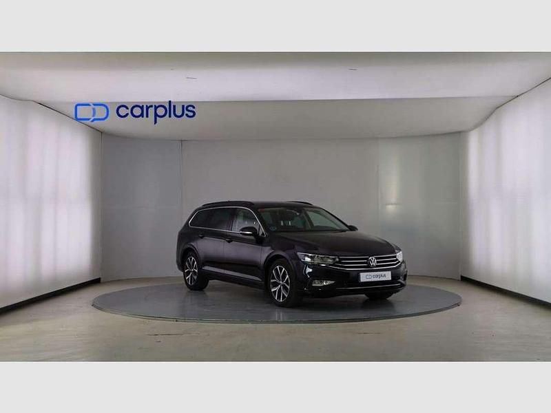 Usado VW Passat Executive 150 CV (110 kW) 2021 Negro Familiar