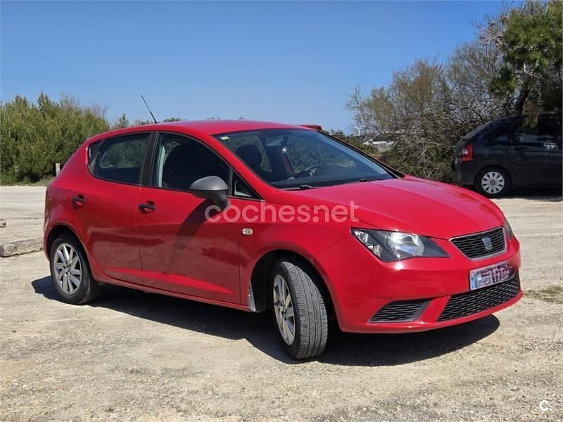 Usado Seat Ibiza Reference 90 CV (66 kW) 2015 Rojo Berlina