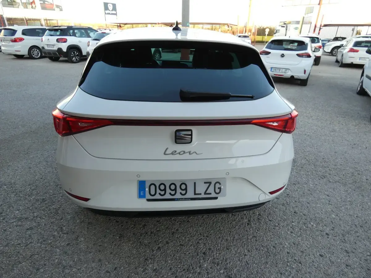 Usado Seat Leon Style 115 CV (84 kW) 2022 Blanco Berlina