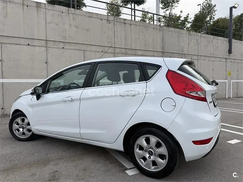 Usado Ford Fiesta 95 CV (69 kW) 2012 Blanco Berlina