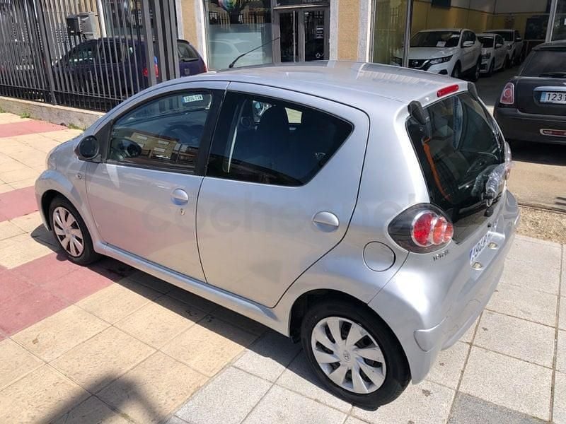 Usado Toyota Aygo City 68 CV (50 kW) 2013 Gris / plata Utilitario