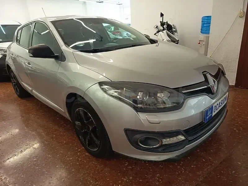 Usado Renault Mégane Business 95 CV (69 kW) 2015 Gris / plata Berlina