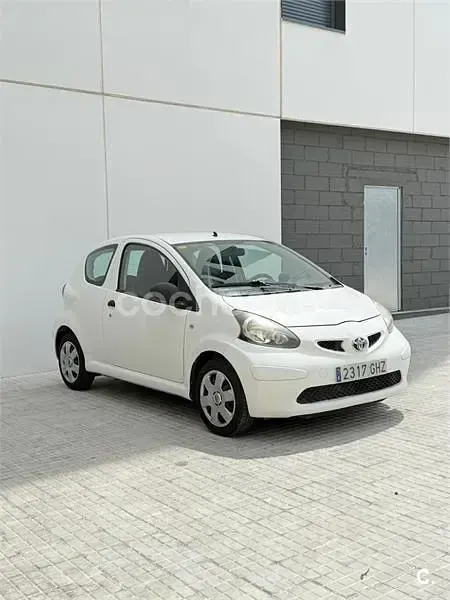 Usado Toyota Aygo 68 CV (50 kW) 2009 Blanco Utilitario