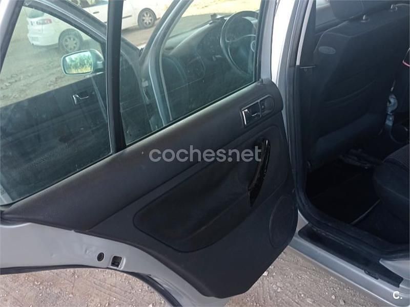 Usado VW Golf IV Conceptline 105 CV (77 kW) 2002 Gris / plata Berlina