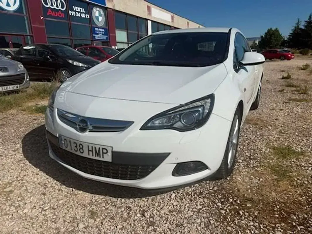 Usado Opel Astra GTC Sportive 165 CV (121 kW) 2012 Blanco Berlina