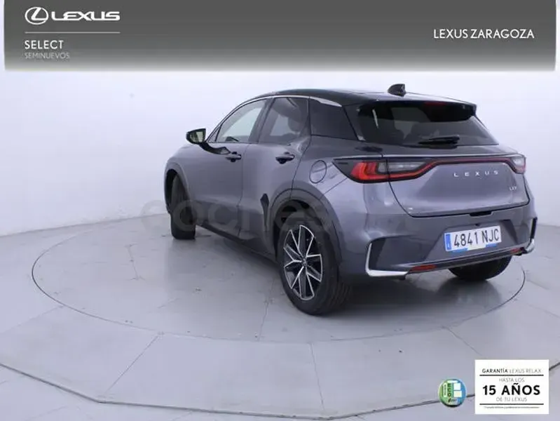 Usado Lexus LBX 136 CV (100 kW) 2025 Gris / plata SUV