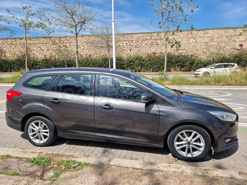 Usado Ford Focus Trend 125 CV (91 kW) 2017 Gris / plata Familiar