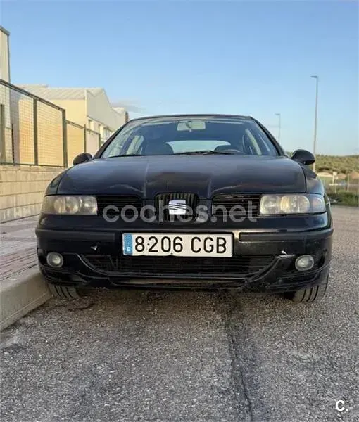 Usado Seat Leon 90 CV (66 kW) 2003 Negro Utilitario