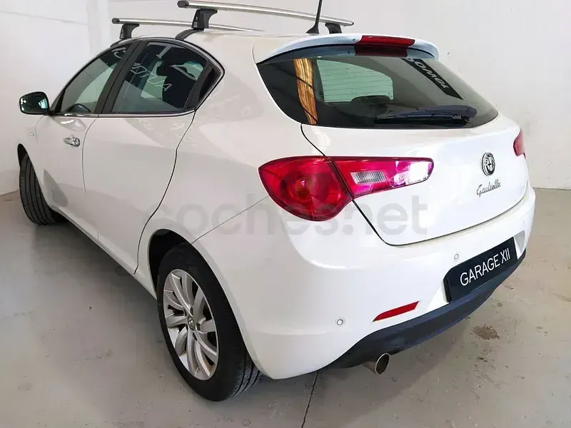 Usado Alfa Romeo Giulietta Distinctive 120 CV (88 kW) 2016 Blanco Utilitario