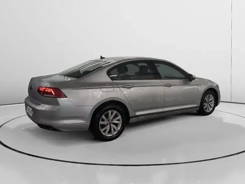 Usado VW Passat Business 150 CV (110 kW) 2021 Gris / plata Berlina