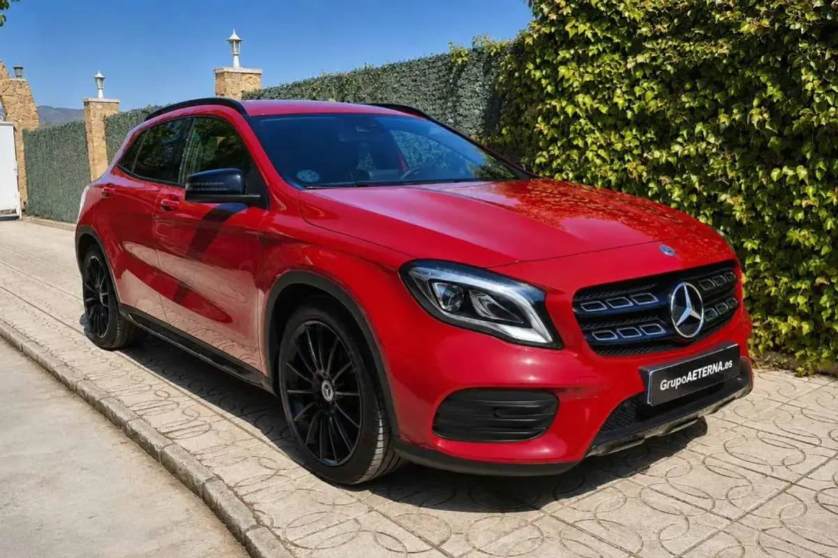 Usado Mercedes GLA180 122 CV (89 kW) 2020 Rojo SUV