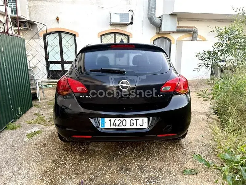 Usado Opel Astra Cosmo 110 CV (80 kW) 2010 Negro Berlina