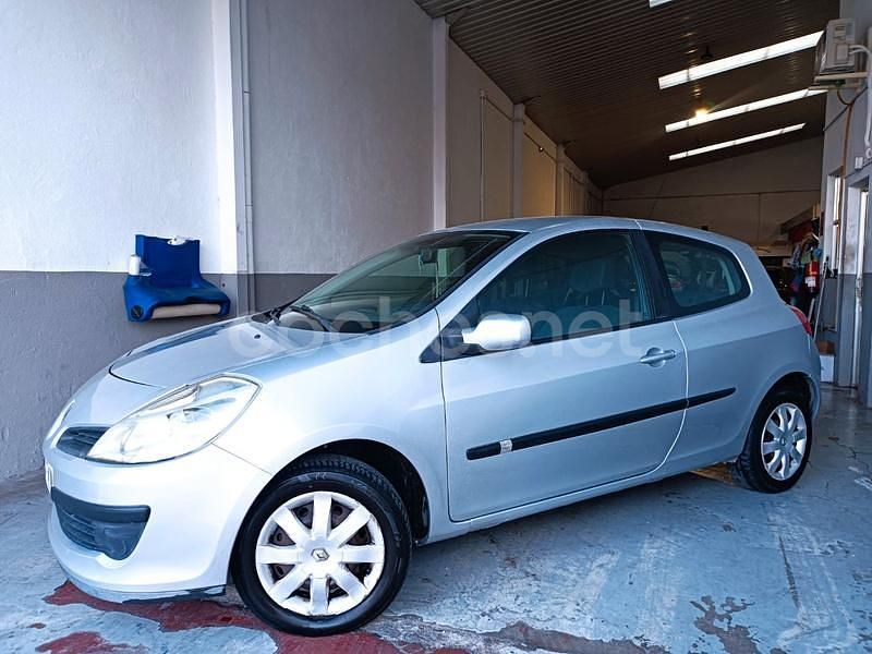 Usado Renault Clio II Authentique 70 CV (51 kW) 2007 Gris / plata Berlina