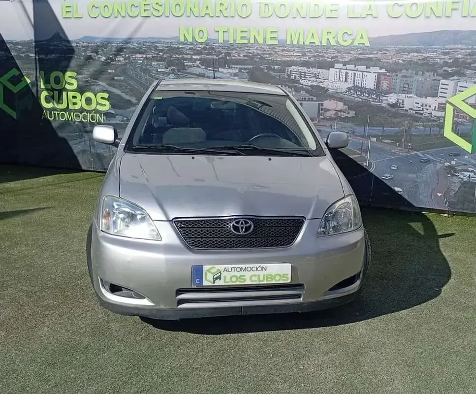 Usado Toyota Corolla Sol 109 CV (80 kW) 2004 Gris Utilitario