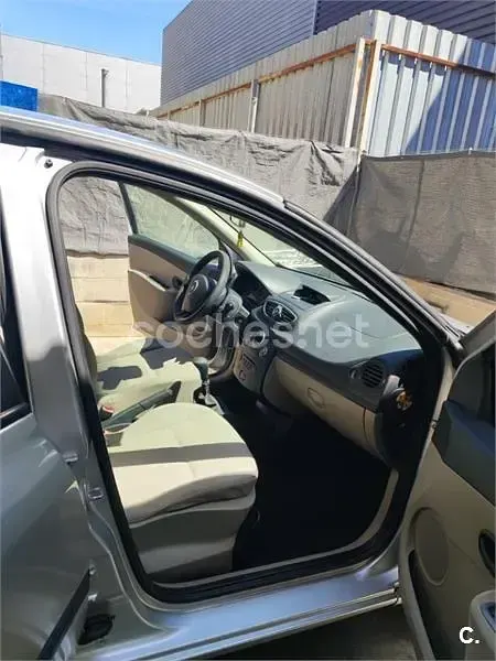 Usado Renault Clio II Dynamique 85 CV (62 kW) 2006 Gris / plata Berlina