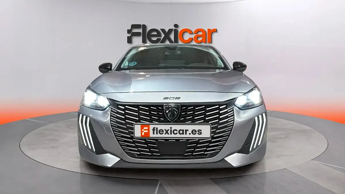 Usado Peugeot 208 Allure 101 CV (74 kW) 2025 Gris Utilitario