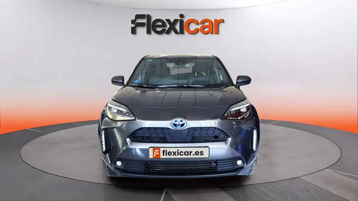 Usado Toyota Yaris Style 116 CV (85 kW) 2022 Gris Utilitario