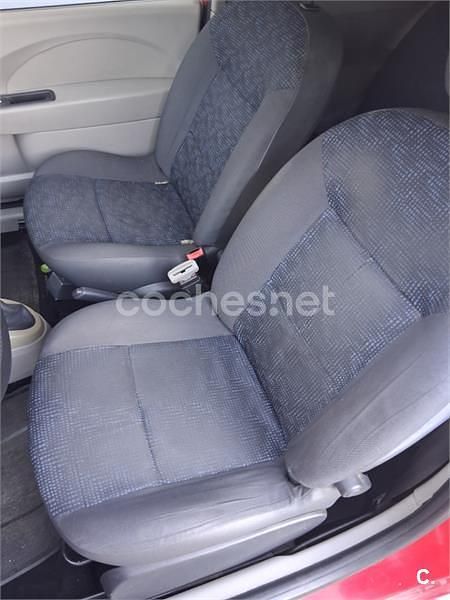 Usado Renault Twingo Authentique 75 CV (55 kW) 2010 Rojo Utilitario