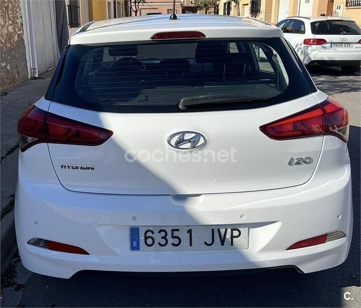 Usado Hyundai i20 75 CV (55 kW) 2016 Blanco Berlina