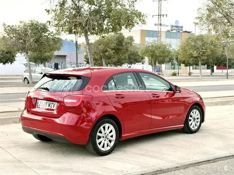 Usado Mercedes A180 Urban 109 CV (80 kW) 2013 Rojo Utilitario