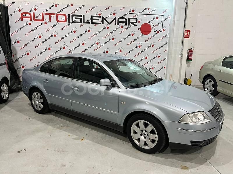 Gris / plata Usado 2003 VW Passat Highline Berlina | 4900 € (Caro) - Imagen 1/4