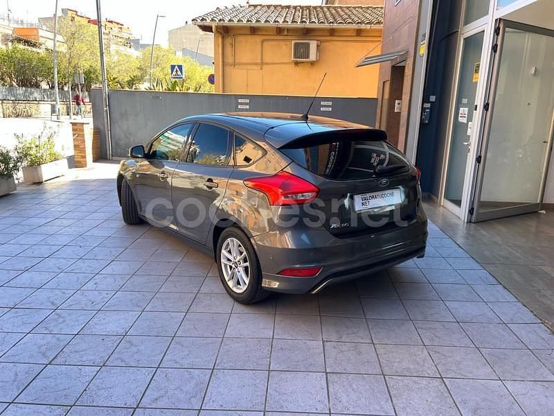 Usado Ford Focus Sport 120 CV (88 kW) 2015 Gris / plata Berlina