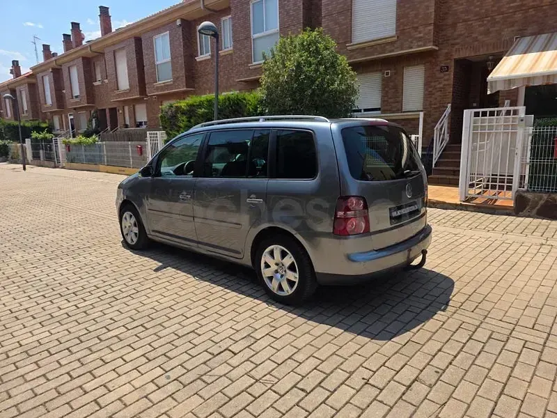 Usado VW Touran Trendline 105 CV (77 kW) 2003 Gris / plata Monovolumen