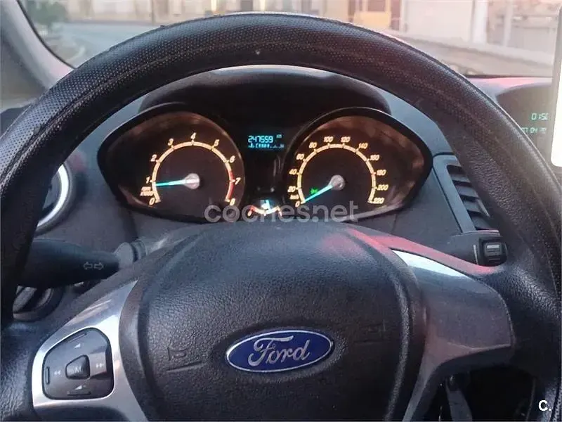 Usado Ford Fiesta Trend 82 CV (60 kW) 2013 Gris / plata Berlina