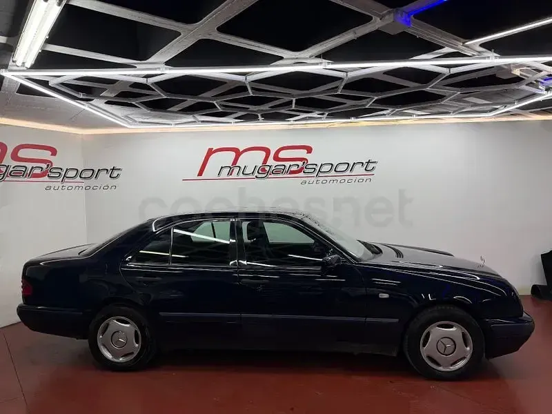 Usado Mercedes E240 Elegance 170 CV (125 kW) 1998 Azul Berlina