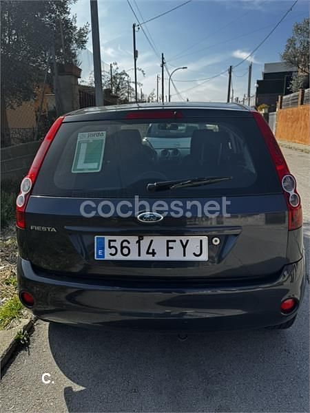 Usado Ford Fiesta Futura 80 CV (58 kW) 2007 Negro Utilitario